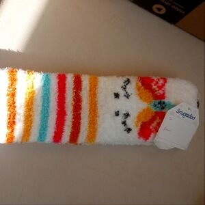 2 pairs of women's fuzzy socks